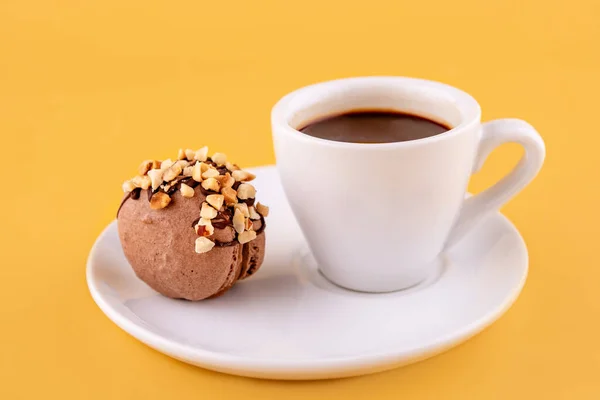 Tasse Kaffee Und Schokolade Makronen Auf Untertasse Auf Gelbem Hintergrund — Stockfoto