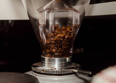 Kahve öğütücüsü ve kahve çekirdeği kafede.