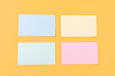 Sarı arka planda dört boş yazı kağıdı. Metin için boşluk.