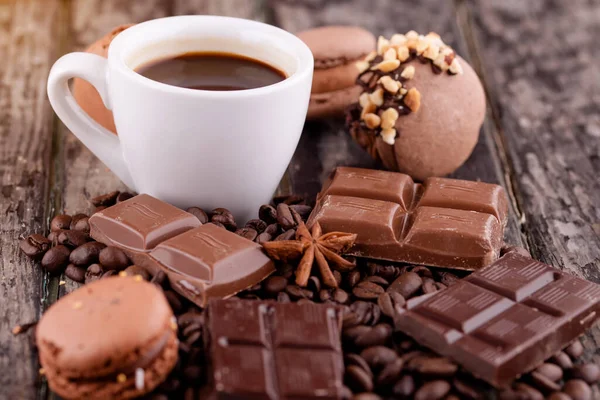 Tasse Kaffee Mit Schokolade Makronen Und Kaffeebohnen Auf Holzgrund — Stockfoto