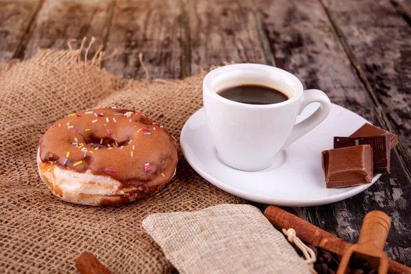 Tasse Kaffee Mit Schokolade Donuts Und Zimtstangen Auf Holzgrund — Stockfoto
