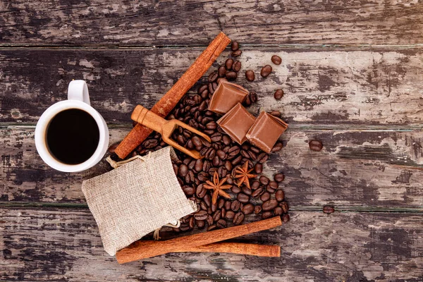 Tasse Kaffee Mit Schokolade Zimtstangen Und Kaffeebohnen Auf Holzgrund — Stockfoto