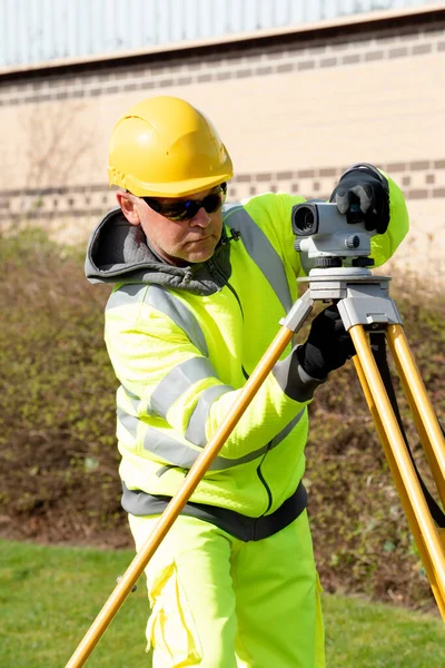 Ingeniero Sitio Instalando Autolevel Para Hacer Levantamiento Nivel Carretera —  Fotos de Stock