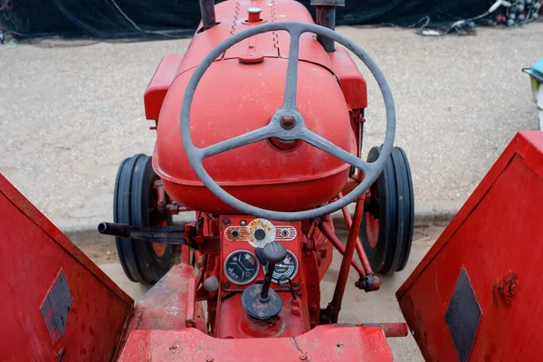 Régi Évjárat Piros Traktor — Stock Fotó
