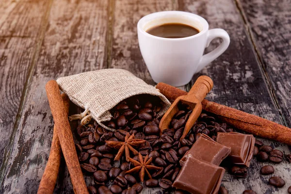 Taza Café Con Chocolate Palitos Canela Granos Café Sobre Fondo — Foto de Stock