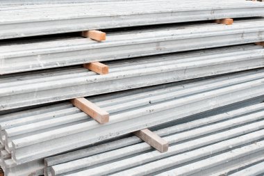 İnşaat sahasında depolanan eski beton kiriş, yeni konut inşaatında kullanılacak ve zemin kat inşaatını engelleyecek.