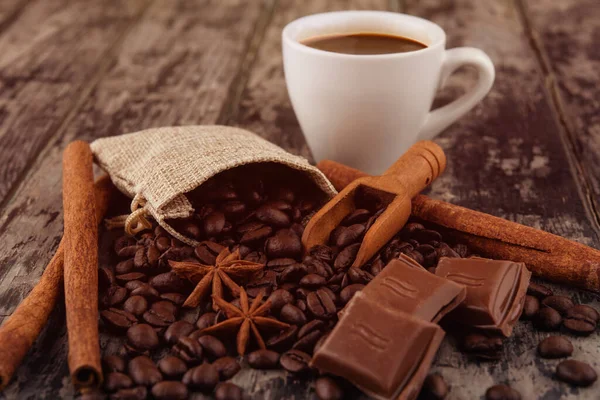 Tasse Kaffee Mit Schokolade Zimtstangen Und Kaffeebohnen Auf Holzgrund — Stockfoto