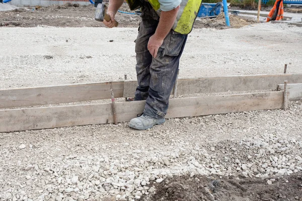 Groundworker Making Shutter Concrete Form Base Kerb Using Scaffold Boards — Stock Photo, Image