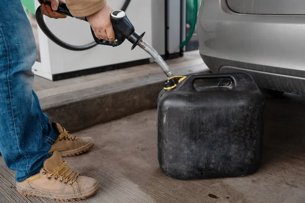 Homem Que Enche Lata Jerry Com Combustível Diesel Posto Gasolina — Fotografia de Stock