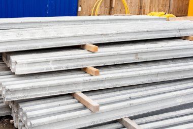Dış ve dış kaplama çalışmalarına erişim sağlamak için etrafına iskele döşenmiş tuğla ve betondan yapılmış yeni çok katlı apartmanın önündeki duvar ve ön döküm merdivenler
