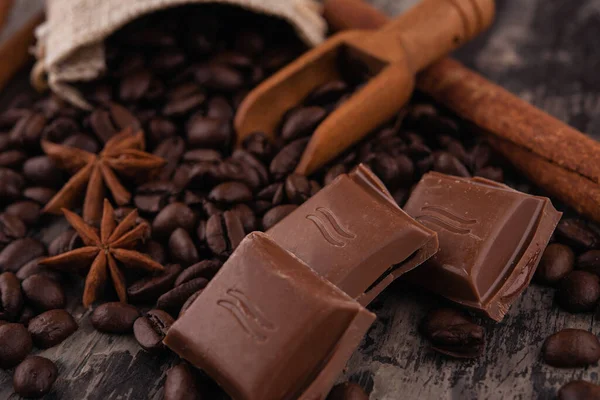 Schokolade Zimtstangen Und Kaffeebohnen Auf Holzgrund — Stockfoto