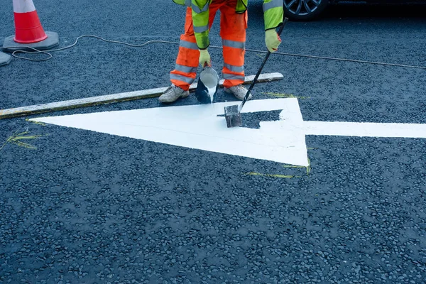 Roadworker Painting Direction Sign New Laid Road Surface Road Repair — Stock Photo, Image