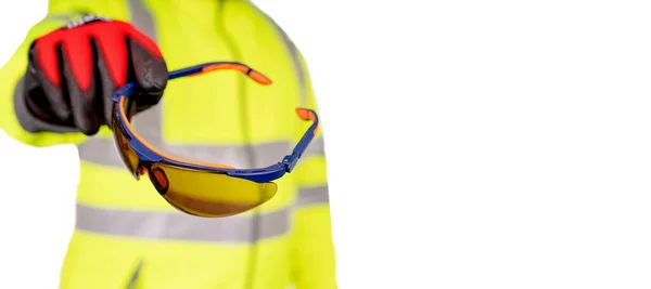 Ein Bauarbeiter Leuchtend Gelbem Viz Mantel Und Roten Schutzhandschuhen Reicht — Stockfoto