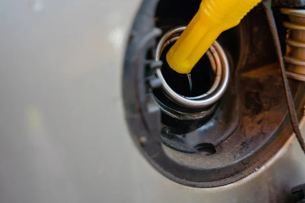 Egy Férfi Tankolja Autóját Dízelüzemanyaggal Jerry Kannából Mivel Nincs Üzemanyag — Stock Fotó