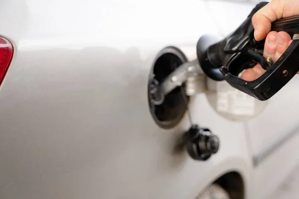 Hombre Llenando Tanque Combustible Coche Con Combustible Diesel Gasolinera Cerca — Foto de Stock