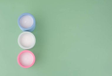 SPA için pembe, yeşil ve mavi mumlu yeşil arka plan. Yukarıya bak. Metin için boşluk.