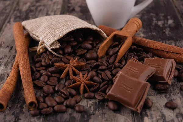 Tasse Kaffee Mit Schokolade Zimtstangen Und Kaffeebohnen Auf Holzgrund — Stockfoto