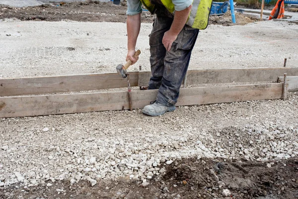 Groundworker Making Shutter Concrete Form Base Kerb Using Scaffold Boards — Stock Photo, Image