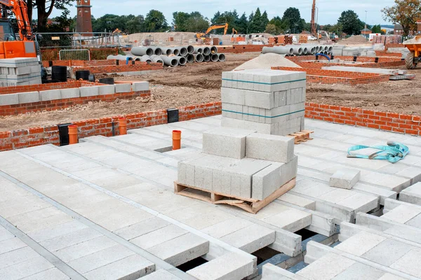 Yeni bir konut inşaatı sırasında ışınlama ve blok sistemi zemin katı inşa ediliyor.