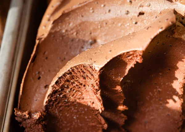 Çikolatalı dondurmayı kafenin tezgahındaki bir kutuya koy.