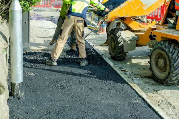 Construction Workers Placing Hot Tarmac Roadworks Footpath Repair — Stock Photo, Image