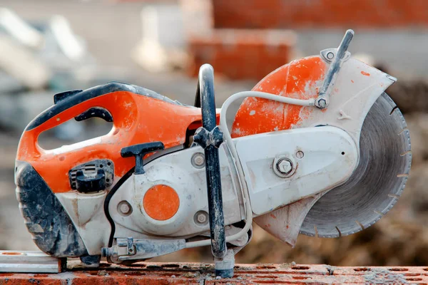 İnşaat alanındaki tuğla duvarın tepesindeki beton testereyi kapatın.