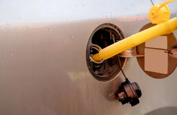 Egy Férfi Tankolja Autóját Dízelüzemanyaggal Jerry Kannából Mivel Nincs Üzemanyag — Stock Fotó