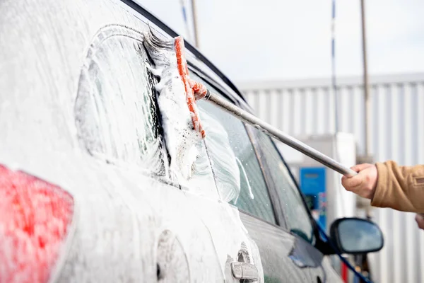 Närbild Att Tvätta Bil Med Pensel Och Tvålskum Innan Rengör — Stockfoto