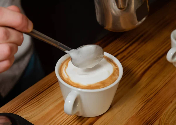 Barista Tenant Une Cuillère Main Versant Lait Dans Une Tasse — Photo