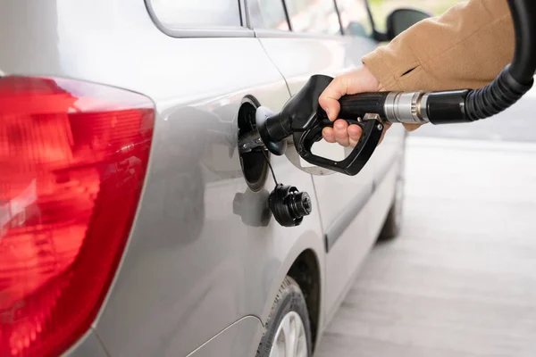 Hombre Llenando Tanque Combustible Coche Con Diesel Gasolinera Cerca Como — Foto de Stock