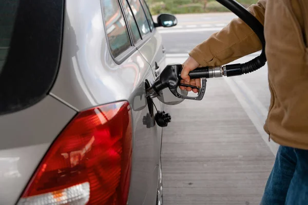 Egy Férfi Tankolja Autóját Dízelüzemanyaggal Benzinkútnál Közel Benzinkúthoz Hogy Felmenjen — Stock Fotó