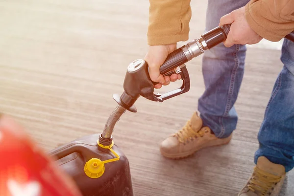 Enchendo Lata Jerry Com Combustível Posto Gasolina Como Crise Combustível — Fotografia de Stock