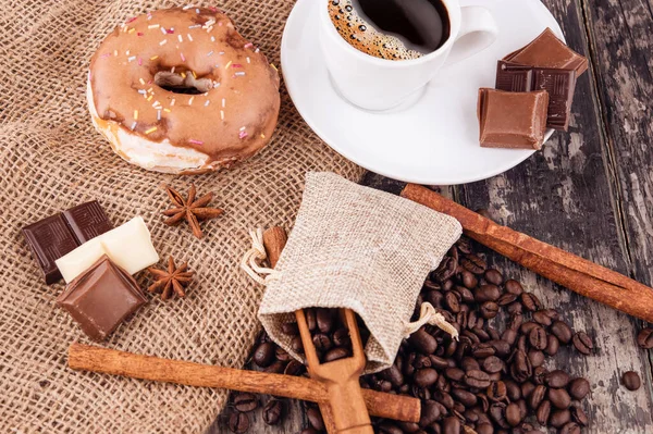 Tasse Kaffee Mit Schokolade Donuts Und Zimtstangen Auf Holzgrund — Stockfoto