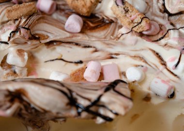 Vanilyalı dondurmayı kafede tezgahın üzerinde bir kutuda kapat.