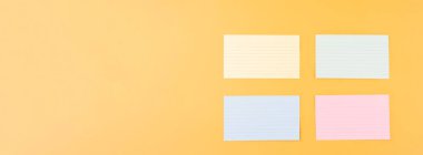 Sarı arka planda dört boş yazı kağıdı. Metin için boşluk