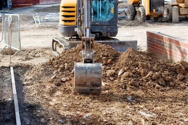 在新的住房建筑工地 作为建筑工程和停车空间建设的一部分 挖掘机降低地面水平 — 图库照片