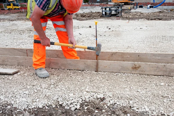 Groundworker Making Shutter Concrete Form Base Kerb Using Scaffold Boards — Stock Photo, Image