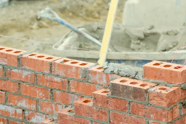 Maurer Verlegt Ziegel Auf Mörtel Auf Wohnhausneubau — Stockfoto