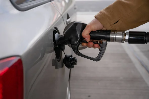 Benzin Deposunu Benzinle Dolduran Bir Adam Benzin Fiyatları Artarken Benzin — Stok fotoğraf