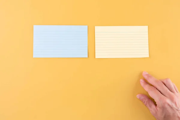 Hand Legt Leeres Briefpapier Und Leeres Papier Auf Einen Gelben — Stockfoto