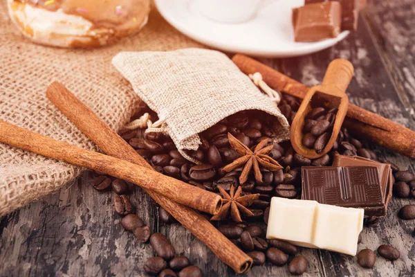 Tasse Kaffee Mit Schokolade Zimtstangen Und Kaffeebohnen Auf Holzgrund — Stockfoto