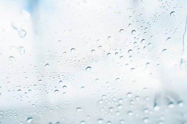 Araba yıkamadan sonra su damlacıkları. Açık pencereye yağmur damlaları