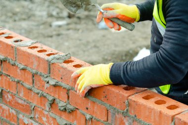 Tuğlacı yeni konut inşaatına harç tuğlası döşüyordu. İnşaat konseptinde kayak yapmak