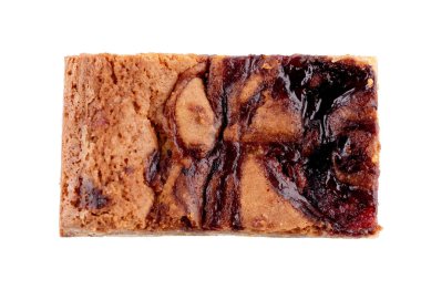 Beyaz arka planda izole edilmiş lezzetli çikolatalı pasta.