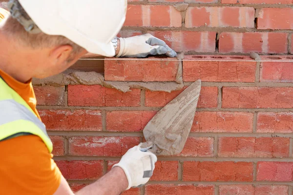 Pedreiro Que Coloca Tijolos Argamassa Construção Novas Casas Residenciais Obter — Fotografia de Stock