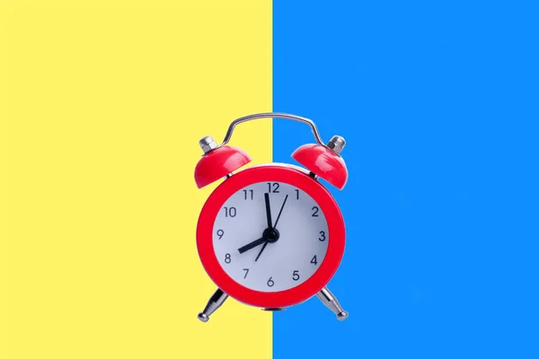 Despertador Vermelho Fundo Azul Amarelo Quando Melhor Altura Para Procurar — Fotografia de Stock