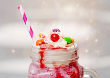 Bulutlu bir günde kafedeki masada çilekli milkshake.