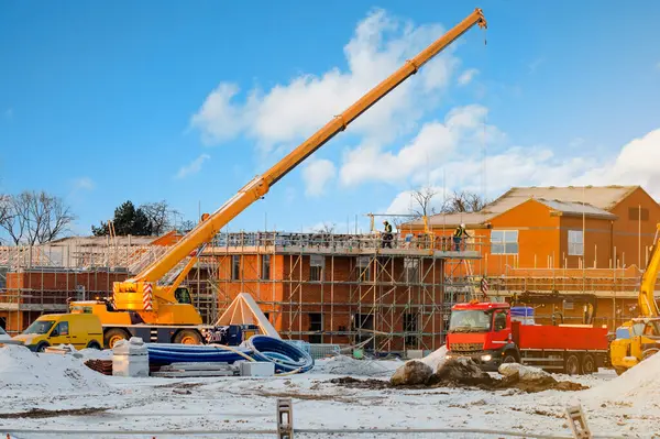 Mobile Crane Housing Site Wintertime Ready Lift Construction Residential House — Stock Photo, Image