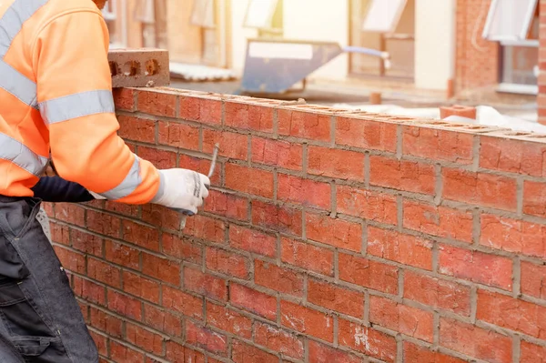 Maurer Verlegt Ziegel Auf Mörtel Auf Wohnhausneubau — Stockfoto