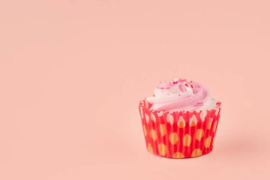 Kırmızı ambalajlı böğürtlenli kek pembe arka planda takvim ve kartlar için yüksek kaliteli fotoğraflar. Metin için boşluk